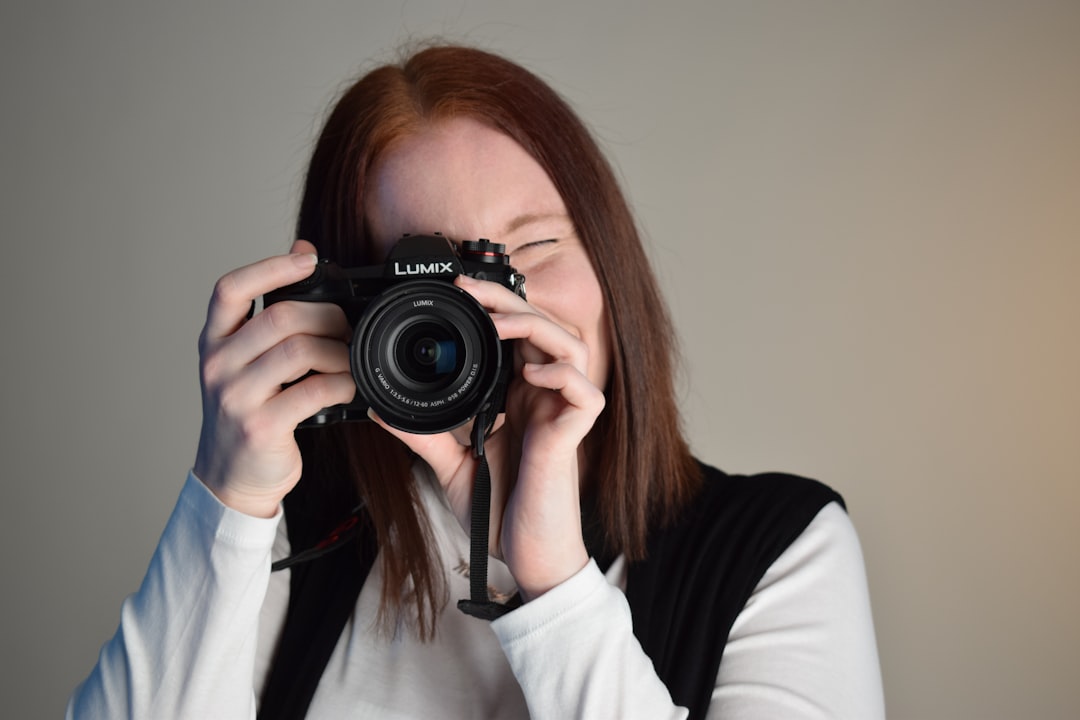 a-person-holding-a-camera-b7lgjfzvofe